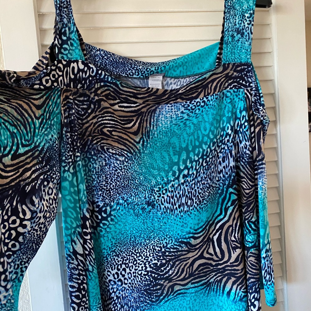 Blouse cut-out at shoulder flattering
